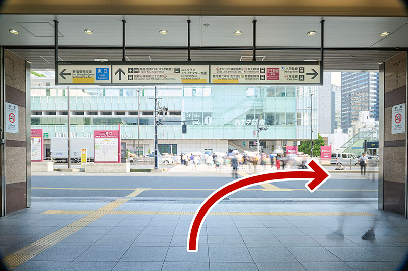 バスタ新宿を正面に右へ