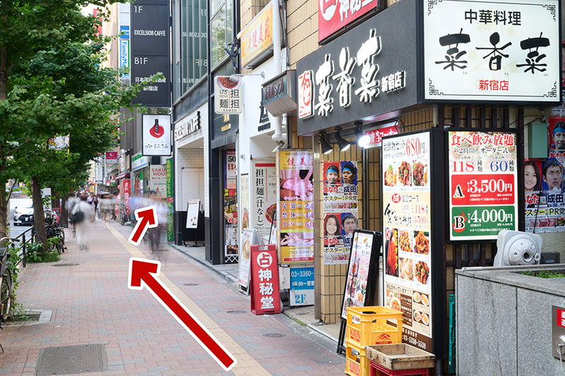 ป้ายร้าน Rokkasen และทางขึ้นชั้นใต้ดิน