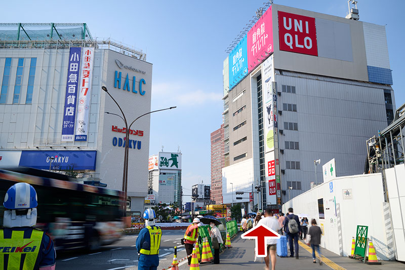 ไปที่ชั้นพื้นดินที่ทางออกทิศตะวันตก แล้วไปยังอาคาร Odakyu HALC และอาคารที่ UNIQLO ตั้งอยู่