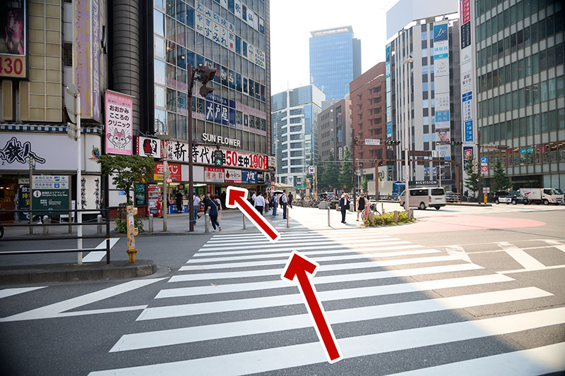 At the intersection located at the Shinjuku Overhead Bridge, turn left and cross the pedestrian crossing. Straight ahead is the Sunflower Building. Take the elevator to the 7th floor.